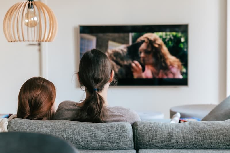 Dos personas viendo la televisión en el salón